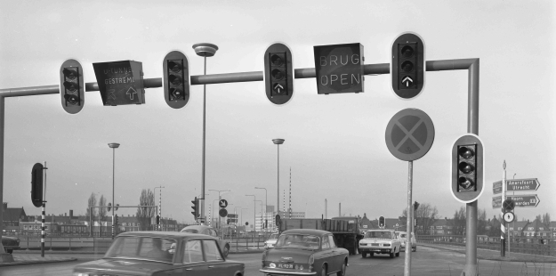 Verkeersborden IJtunnel Amst. Noord in 1968