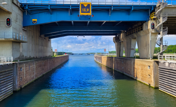 Zicht op de basculebrug Snelweg A29 vanaf de Volkeraksluizen.jpg