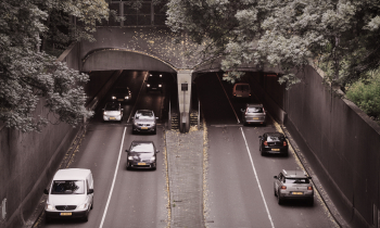 Maastunnel met verkeer