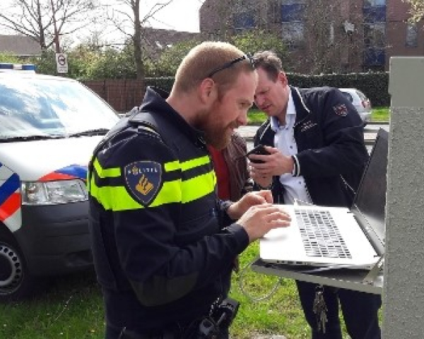 Politie_bij_automaat.jpg